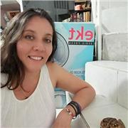 Profesora de primaria enfocada en reeducación en problemas de aprendizaje